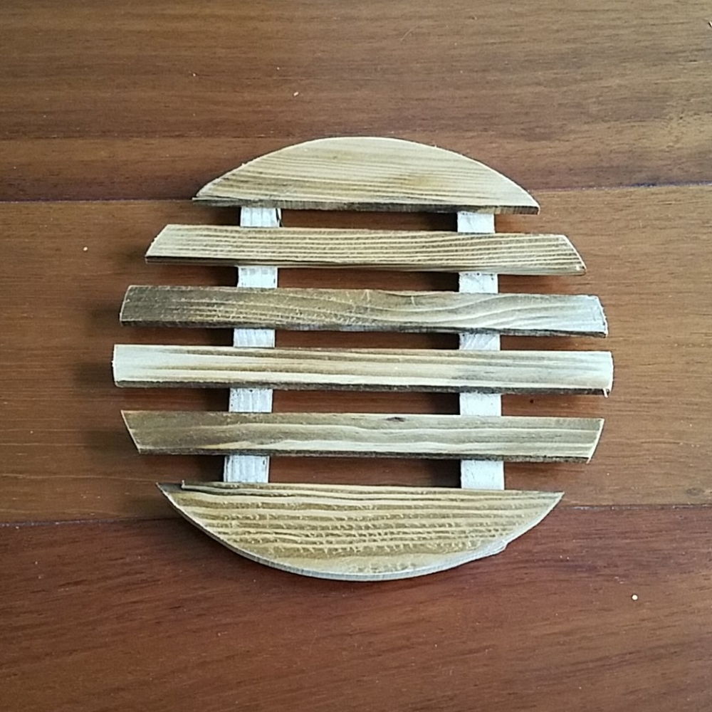 🔴NWOT Wood trivet. One size.